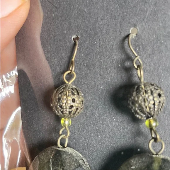 Vintage Elegant Green and Gold Dangle Earrings - Picture 6 of 6